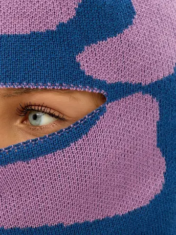 Балаклава вязаная синяя в сиреневые пятна — кадр 6 из 7