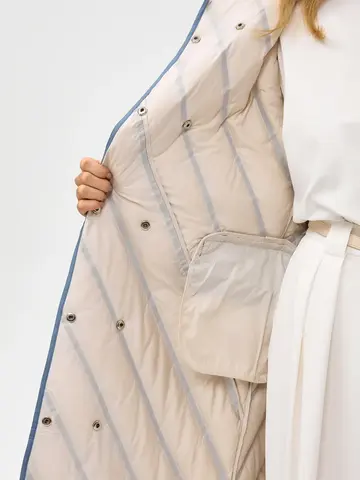 Длинное стёганое пальто с капюшоном и поясом голубое — первый кадр серии