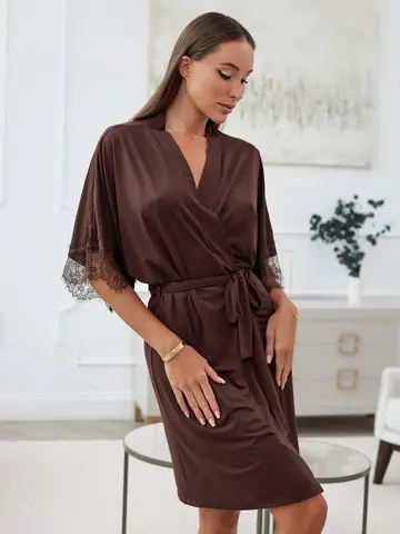 Халат на запах с кружевом на рукавах шоколадный — кадр 6 из 25