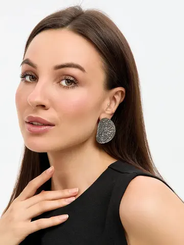 Серьги-диски серебристые с фактурной поверхностью — кадр 9 из 15
