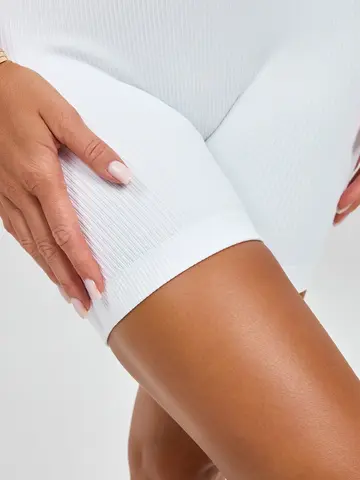 Спортивный комбинезон с шортами белый — кадр 20 из 30