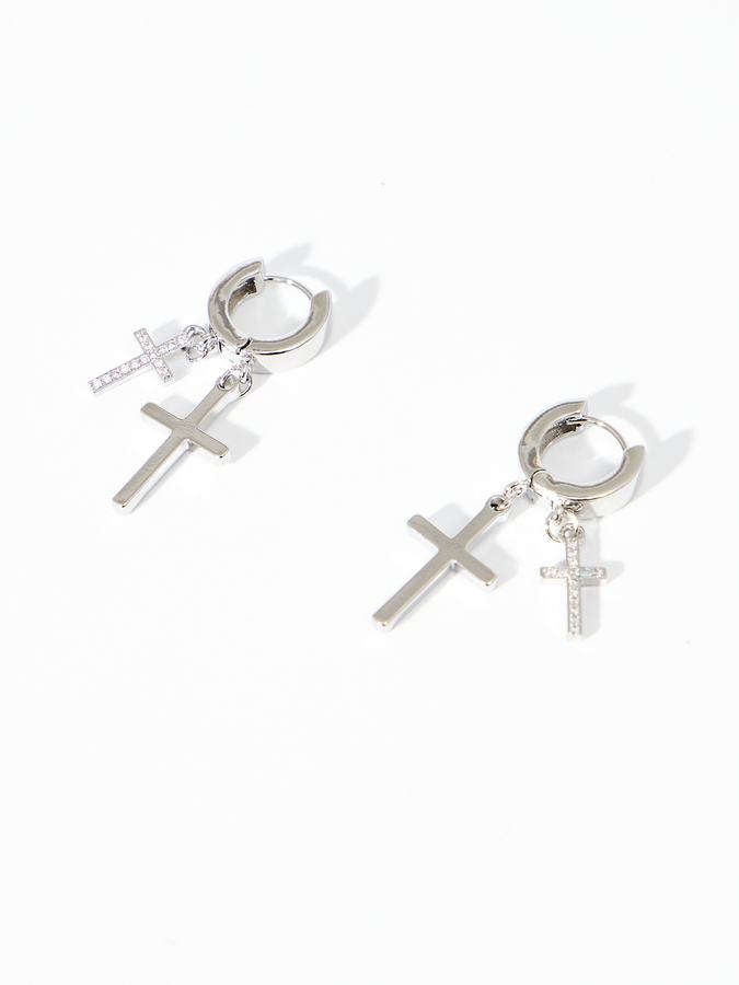 Бижутерия на белом фоне — съёмка MPPHOTO